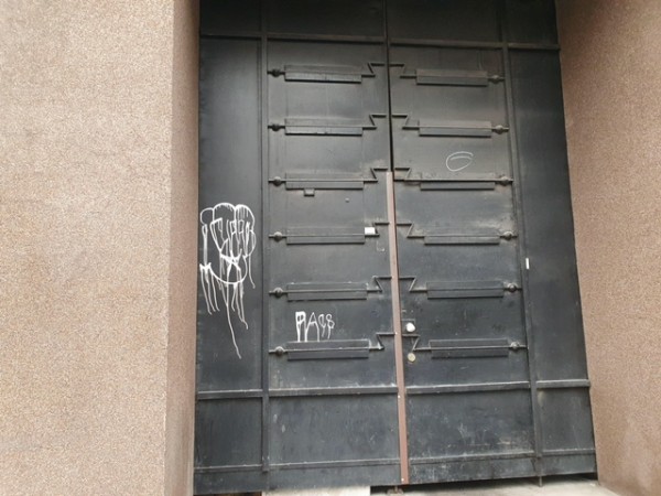 Metalluks enne grafiti eemaldamist